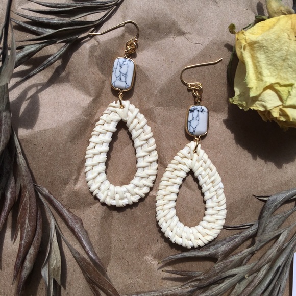 ๐ฅBeach Glam straw drop earrings - Picture 3 of 7